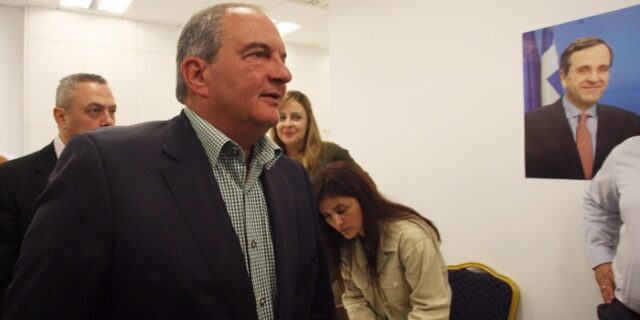 Η αμηχανία του Μαξίμου απέναντι στην άποψη Καραμανλή για επίσπευση της προεδρικής εκλογής