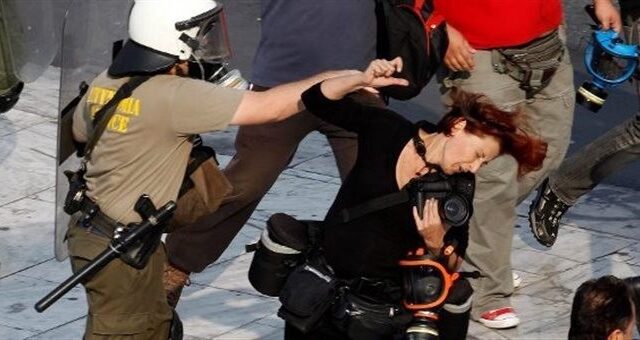 Καταδικάστηκε ο αστυνομικός που χτύπησε τη φωτορεπόρτερ Τ. Μπόλαρη