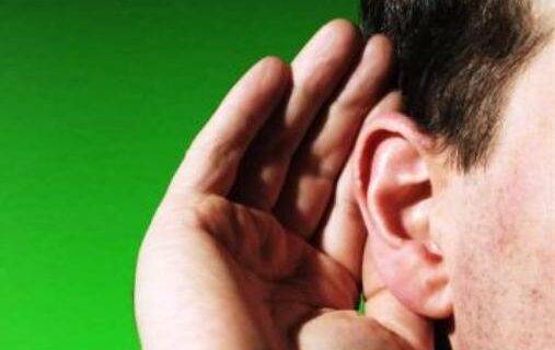 Μηχανή του Χρόνου: Τι σημαίνουν και πως βγήκαν οι φράσεις: “του μπήκαν ψύλλοι στ’ αυτιά” και “του έψησε το ψάρι στα χείλη”