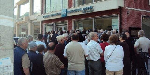 Έως το βράδυ η καταβολή ΕΝΦΙΑ. Συνωστισμός έξω από τις τράπεζες και τα ταχυδρομεία