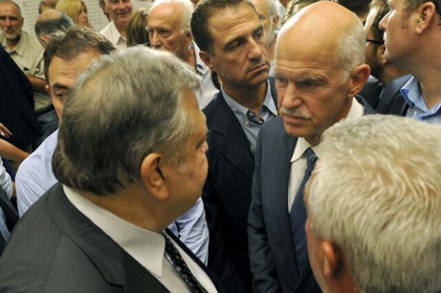 “Γιώργο γερά να πέσει η δεξιά”. “Θα τα πούμε την Τετάρτη” η απάντηση Bενιζέλου. Θερμή υποδοχή στον Γιώργο Παπακωνσταντίνου