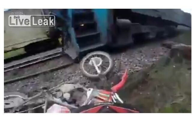 ΒΙΝΤΕΟ. Οδηγεί τη μοτοσικλέτα στις γραμμές του τρένου και γλυτώνει … παρά τρίχα