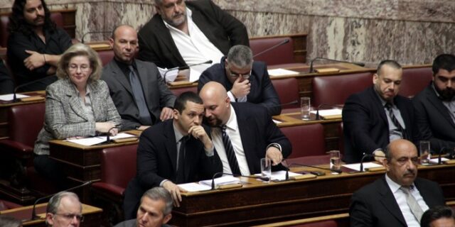 Αθλιότητα Παναγιώταρου στη Βουλή: Ο Σαμαράς δεν θα γ….σει τη Χρυσή Αυγή