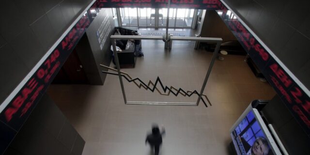 H S&P Dow Jones υποβάθμισε το ελληνικό χρηματιστήριο