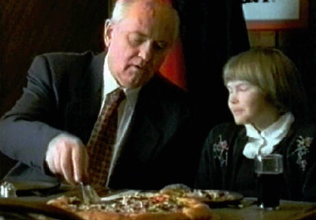 Μηχανή του Χρόνου: Όταν ο Γκορμπατσόφ διαφήμιζε την Pizza Hut και τις Luis Vuitton