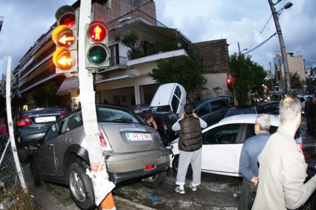 Αποδοκιμασίες πολιτών στον Ντινόπουλο για τις πλημμύρες στο Περιστέρι. Οικογένειες σε ξενοδοχεία