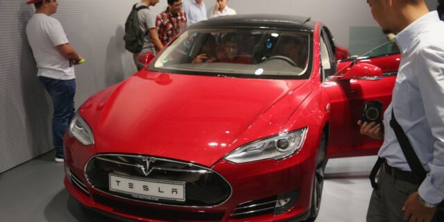 Βίντεο: Το αυτοοδηγούμενο ηλεκτρικό Tesla «D» έχει επιδόσεις supercar