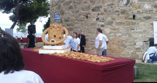 Θεσσαλονίκη: Κουλούρι-γίγας για ρεκόρ Γκίνες παρασκευάστηκε και καταναλώθηκε σε χρόνο-ρεκόρ