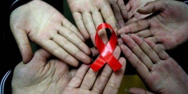 Μεσαίωνας στη Μυτιλήνη: Διαπόμπευσαν με αφίσες φορέα του AIDS
