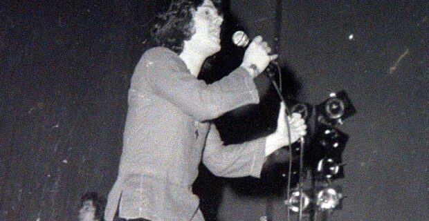 10 χρόνια χωρίς τον Βλάσση Μπονάτσο. Το 1970 είχε πει σε έξαλλο αστυνομικό : Αφήστε μας να πούμε 2 τραγούδια και μετά θα παίξουμε και τον εθνικό ύμνο”