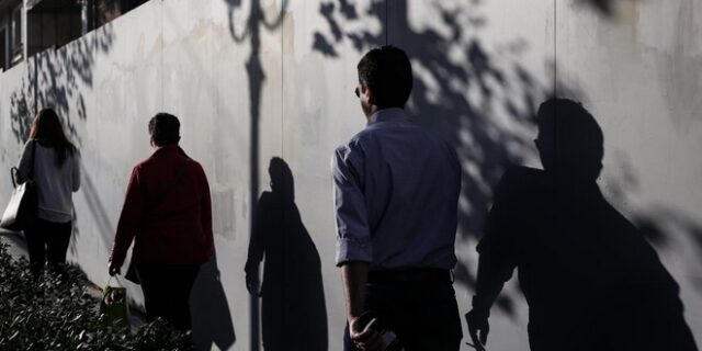 Ακόμα πιο φτωχά τα ελληνικά νοικοκυριά: Έχασαν επιπλέον €13 δισ. το 2013