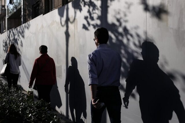 Ακόμα πιο φτωχά τα ελληνικά νοικοκυριά: Έχασαν επιπλέον €13 δισ. το 2013