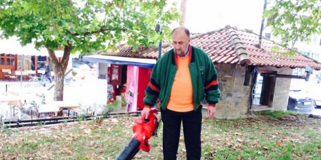 Πάρτε παράδειγμα! Έπιασε τη σκούπα δήμαρχος στα Τρίκαλα ενόψει παρέλασης