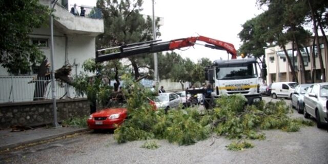 Ανεμοστρόβιλος “χτύπησε” την Κομοτηνή. Ένας τραυματίας