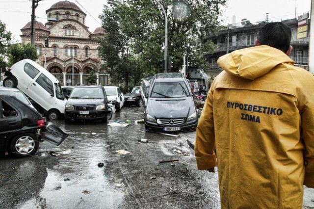 Απίστευτες εικόνες: Τους παρέσυρε το ρέμα στον Πειραιά. Καταστροφές σε αυτοκίνητα και καταστήματα