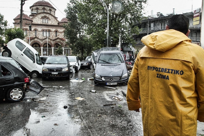 Απίστευτες εικόνες: Τους παρέσυρε το ρέμα στον Πειραιά. Καταστροφές σε αυτοκίνητα και καταστήματα