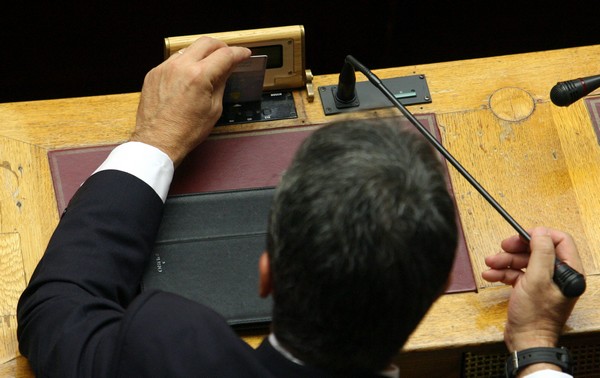 Τώρα και οι βουλευτές χτυπάνε κάρτα