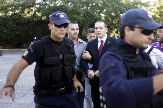 Αναβάλλεται για 12 Δεκεμβρίου η δίκη Κασιδιάρη για το χαστούκι στην Κανέλλη και το νερό στη Δούρου