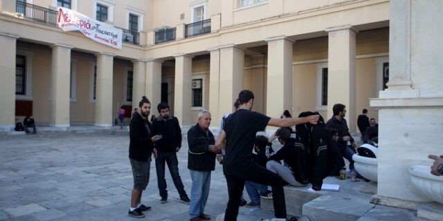 Το πόρισμα της Επιθεώρησης Εργασίας για το “κλείδωμα” του ΕΚΠΑ: Η Διοίκηση κρατούσε κλειδωμένες όλες τις πόρτες του κτιρίου