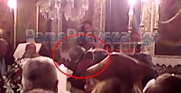 Έτοιμος για όλα! Γαμπρός χόρεψε τον Ησαΐα με κράνος