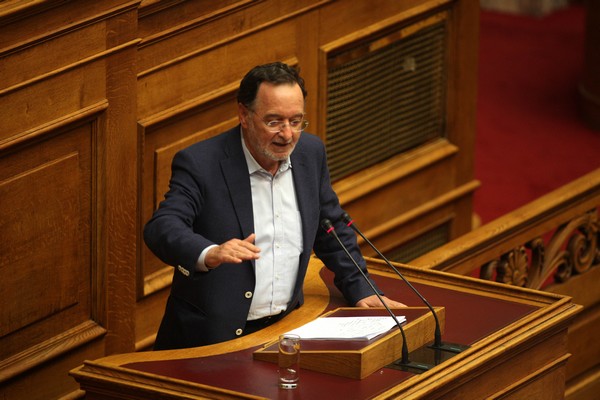 Λαφαζάνης για Βούλτεψη-Μητσοτάκη: Προωθούν νέο ραγιαδισμό