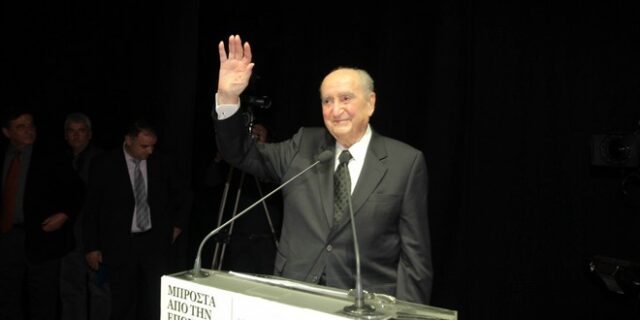 Πρόωρες εκλογές θα οδηγούσαν σε έξοδο από το ευρώ, εκτιμά ο επίτιμος