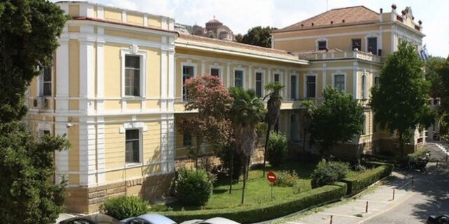 Χειροπέδες σε γυναικολόγο στη Θεσσαλονίκη για φακελάκι 50 ευρώ