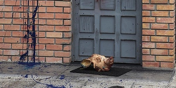 Γουρουνοκεφαλή και ρατσιστικά συνθήματα έξω από το Ελληνοαραβικό Κέντρο