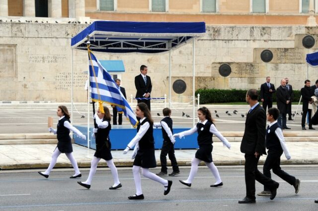 Υπό δρακόντεια μέτρα για τα “μάτια” των επισήμων η μαθητική παρέλαση στο Σύνταγμα