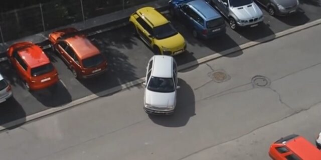 Βίντεο-παρωδία: Η ξανθιά Τσέχα και το χειρότερο παρκάρισμα στην ιστορία