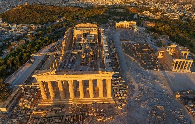 Νεαροί Ρώσοι προκάλεσαν φθορές στον Παρθενώνα κάνοντας parkour