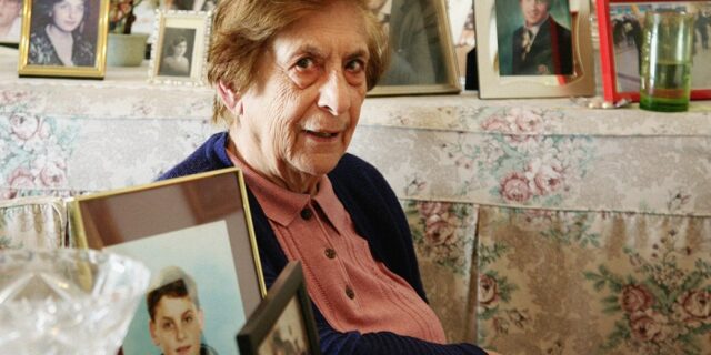 Τα σπίτια είναι ολόφωτα στην πολυκατοικία του Ασύρματου