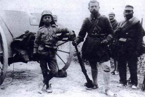 Μηχανή του Χρόνου: Ο νεότερος υπαξιωματικός στις Ελληνικές Ένοπλες Δυνάμεις. Τον συνέλαβαν και απέδρασε, αφού σκότωσε τρεις φρουρούς
