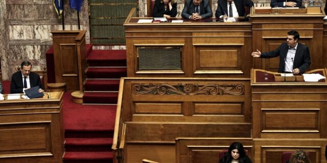 Ψήφος εμπιστοσύνης με 155 βουλευτές. Εκλογές το 2016 λέει ο Σαμαράς, ο χρόνος της  κυβέρνησης τελειώνει, απαντά ο Τσίπρας