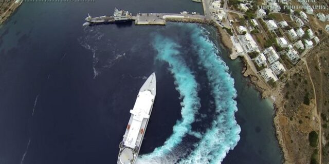 Βίντεο: Η εντυπωσιακή χορευτική πιρουέτα του Speed Runner III στο λιμάνι της Σίφνου