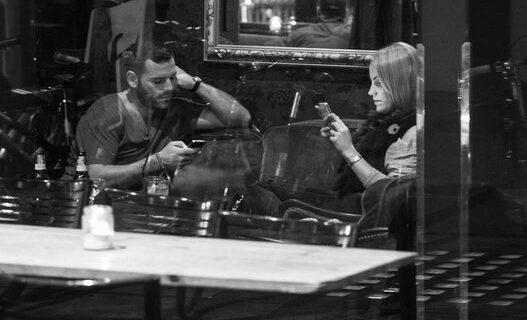 “Ξεγυμνώνοντας” την τεχνολογία. Πως τα smartphones οδηγούν στο τέλος της συζήτησης