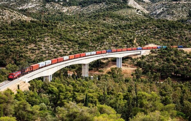 Σημαντική συμφωνία ΤΡΑΙΝΟΣΕ-COSCO για μεταφορά φορτίων από τον Πειραιά στην Ευρώπη