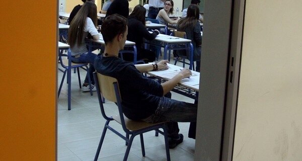 Πάτρα: Τρόμος εν ώρα μαθήματος. Καθηγητής έκοβε τις φλέβες του με χαρτοκόπτη
