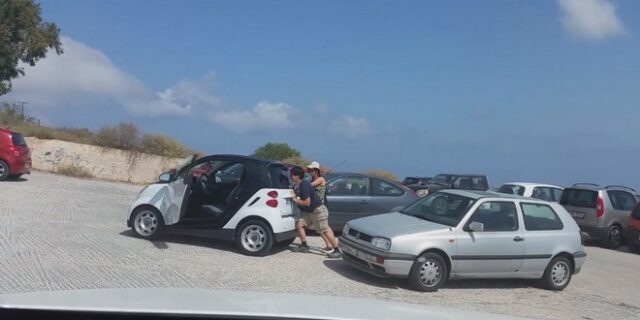 Επικό παρκάρισμα στη Σαντορίνη