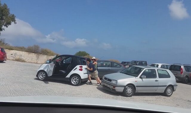Επικό παρκάρισμα στη Σαντορίνη