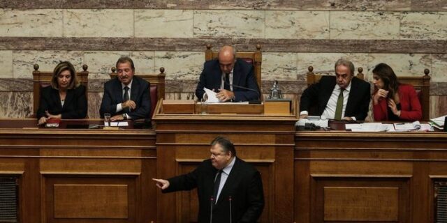 Σκληρή επίθεση Βενιζέλου σε Τσίπρα: Υπονομεύεις το μέλλον της χώρας και ταπείνωσες τον Κάρολο Παπούλια
