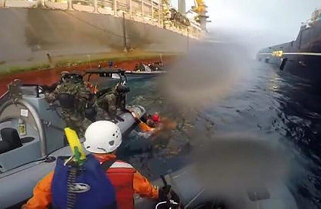 Βίντεο: Nαυμαχία μεταξύ Greenpeace και ισπανικού πολεμικού ναυτικού