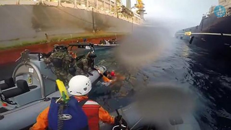 Βίντεο: Nαυμαχία μεταξύ Greenpeace και ισπανικού πολεμικού ναυτικού