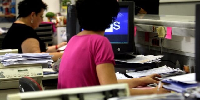 “Παγώνει” τις επιστροφές φόρου το υπουργείο Οικονομικών
