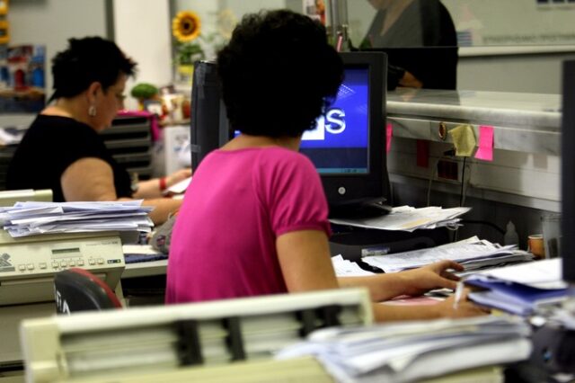 “Παγώνει” τις επιστροφές φόρου το υπουργείο Οικονομικών