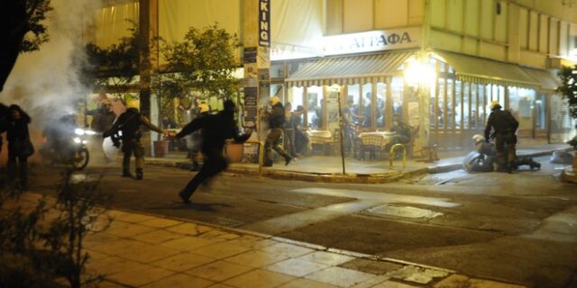 Εξάρχεια: Επεισόδια και άγριες συμπλοκές. Καταγγελίες για ξυλοδαρμούς ρεπόρτερ και κατοίκων από ΜΑΤ