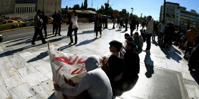 Παραμένουν οι Σύροι πρόσφυγες στο Σύνταγμα. Κάλεσμα για συγκέντρωση συμπαράστασης