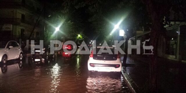 Ξύπνησαν μνήμες από τις φονικές πλημμύρες του 2013 στη Ρόδο: Χαλαζόπτωση, κλειστοί δρόμοι και ζημιές σε σπίτια