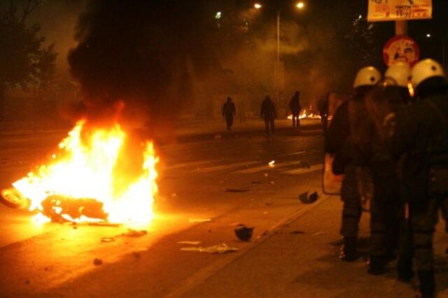 Ρίψη μολότοφ από αγνώστους, έξω από το ΑΠΘ