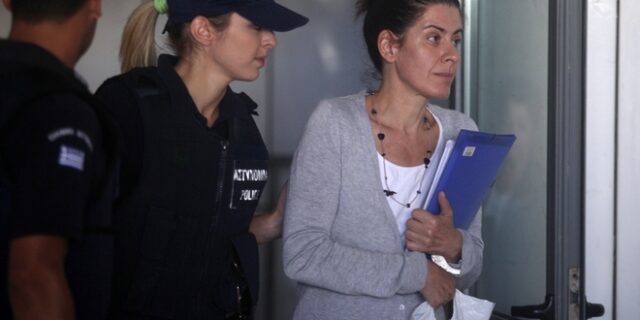 Αποφυλακίστηκε η Αρετή Τσοχατζοπούλου. “Αισθάνομαι σαν να είμαι μέσα μια ζωή”, είπε συγκινημένη